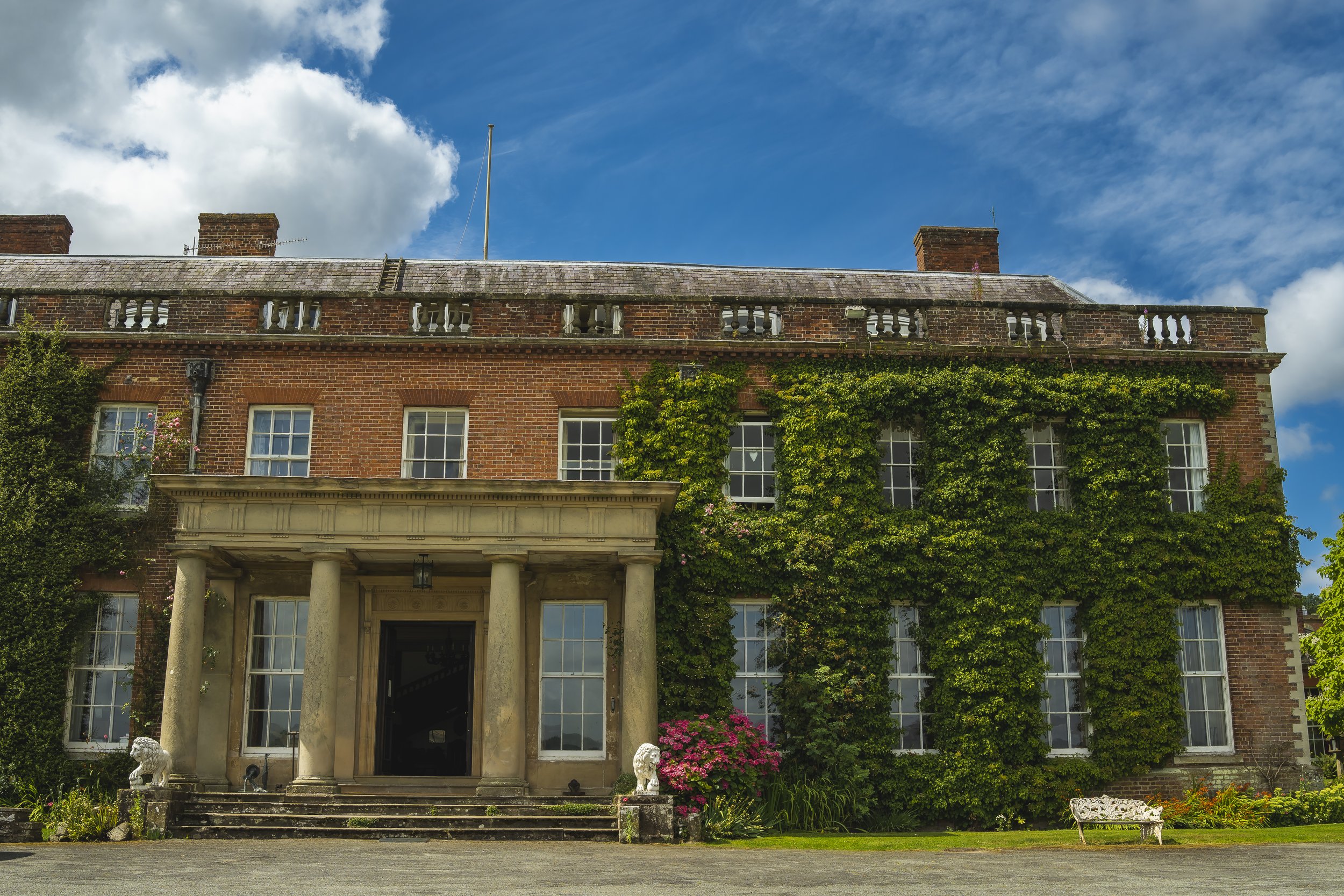 willow Hall  ３点イギリス House Tour — Walcot Hall